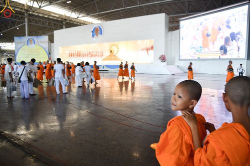 ภาพ No.143421:พิธีตักบาตร ข้าวสารอาหารแห้ง ณ บ้านแก้วเรือนทองคุณยายฯ และ พิธีบูชาข้าวพระ  ณ สภาธรรมกายสากล วัดพระธรรมกาย วันอาทิตย์ที่ 7 กรกฎาคม พ.ศ. 2567