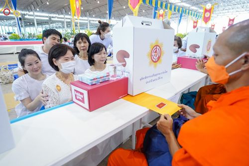 ภาพ No.85390:พิธีถวายมหาสังฆทานคณะสงฆ์ 2000 กว่าวัดทั่วประเทศปีที่ 23, พิธีถวายไทยธรรมคณะสงฆ์ 323 วัด 4 จังหวัดชายแดนภาคใต้, พิธีมอบปัจจัยช่วยเหลือครู 4 จังหวัดชายแดนภาคใต้ ณ สภาธรรมกายสากล วัดพระธรรมกาย ในวันสมาธิโลก อาทิตย์ที่ 6 สิงหาคม พ.ศ. 2566