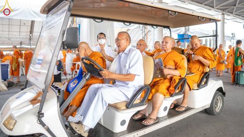 ภาพ No.60344:การต้อนรับพระสังฆาธิการ 10,000 กว่าวัดทั่วประเทศ พิธีมอบปัจจัยช่วยเหลือครู 4 จังหวัดชายแดนภาคใต้ พิธีปฏิบัติธรรม ในวันคุ้มครองโลก วันจันทร์ที่ 22 เมษายน พ.ศ.2567 ณ วัดพระธรรมกาย จ.ปทุมธานี