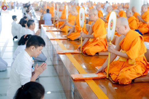 ภาพ No.177399:พิธีถวายภัตตาหารเมนูสวรรค์ และพิธีบุพเปตพลี ครั้งที่ 158 ร่วมอุทิศบุญแด่หมู่ญาติที่ล่วงลับไปแล้ว และสืบทอดอายุพระพุทธศาสนา ณ วัดพระธรรมกาย วันที่ 30 พฤศจิกายน พ.ศ.2567 (วันพระ แรม 15 ค่ำ เดือน 12)