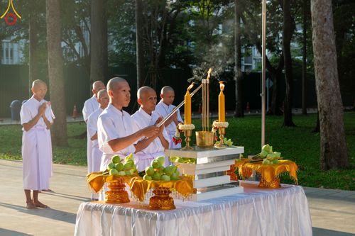 ภาพ No.159728:พิธีตัดปอยผมปลงผมนาคธรรมทายาท, พิธีบรรพชาอุปสมบทหมู่ โครงการอุปสมบทหมู่บูชาธรรม 140 ปี พระมงคลเทพมุนี (สด จนฺทสโร) ณ โบสถ์พระไตรปิฏก วัดพระธรรมกาย วันเสาร์ที่ 5 ตุลาคม พ.ศ. 2567