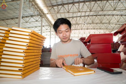 ภาพ No.212284:วันพุธที่ 19 มีนาคม พ.ศ. 2568 การบรรจุไทยธรรมลงกล่องสำเร็จ 43,500 กล่อง เพื่อถวายแด่พระสังฆาธิการ 40,000 กว่าวัดทั่วไทย ในวันคุ้มครองโลก 22 เมษายน พ.ศ. 2568 ณ บ้านแก้วเรือนทองคุณยายฯ วัดพระธรรมกาย