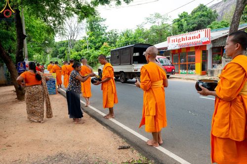 ภาพ No.139441:พิธีตักบาตรรอบเมืองดัมบุลล่า เทศกาลวิสาขบูชาแห่งชาติ ศรีลังกา เมื่อวันที่ 16 พฤษภาคมที่ผ่านมา คณะสงฆ์จากวัดพระธรรมกาย และคณะพระภิกษุสามเณรศรีลังกา ในโครงการสยาม-ลังกา ธรรมยาตรา ฉลองเทศกาลวิสาขบูชาแห่งชาติ ศรีลังกา บูชาธรรม 80 ปีหลวงพ่อธัมมชโย