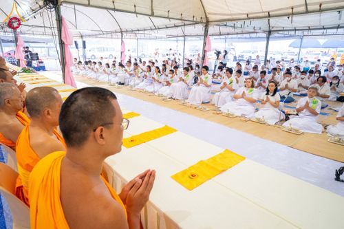 ภาพ No.201831:พิธีถวายภัตตาหารเป็นสังฆทาน แด่พระธรรมยาตรา ณ อนุสรณ์สถานบางปลา วัดบางปลา อำเภอบางเลน จังหวัดนครปฐม ในโครงการธรรมยาตรา กตัญญูบูชา มหาปูชนียาจารย์ พระมงคลเทพมุนี(สด จนฺทสโร) พระผู้ปราบมาร อนุสรณ์สถาน 7 แห่ง ปีที่ 13 วันที่ 26 มกราคม พ.ศ. 2568