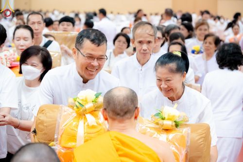 ภาพ No.180840:พิธีถวายภัตตาหารเมนูสวรรค์ และพิธีถวายอุปกรณ์กันหนาว แด่คณะพระภิกษุสามเณรวัดพระธรรมกาย วันอาทิตย์ที่ 8 ธันวาคม พ.ศ.2567 ณ สภาธรรมกายสากล วัดพระธรรมกาย