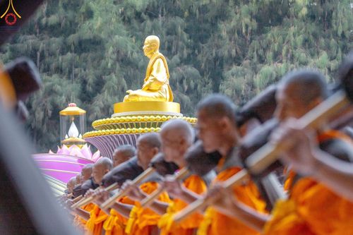ภาพ No.189226:พระธรรมยาตราปฏิบัติธรรม และถ่ายภาพหมู่ประวัติศาสตร์ ในโครงการธรรมยาตรา กตัญญูบูชา มหาปูชนียาจารย์ พระมงคลเทพมุนี(สด จนฺทสโร) พระผู้ปราบมาร อนุสรณ์สถาน 7 แห่ง ปีที่ 13 วันที่ 4 มกราคม พ.ศ. 2568 ณ อนุสรณ์สถานมหาวิหารพระมงคลเทพมุนี (โลตัสแลนด์) อ.สองพี่น้อง