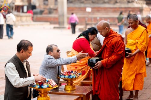 ภาพ No.317261:วันอังคารที่ 31 มีนาคม พ.ศ.2569 จาริกบิณฑบาตแห่งศรัทธา จากวัดอเชศวรสู่สี่แยกปาตันและวัดศรี ประเทศเนปาล