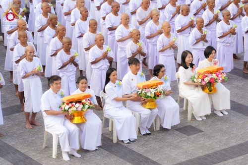 ภาพ No.278531:วันอาทิตย์ที่ 14 ธันวาคม พ.ศ.2568  พิธีเวียนประทักษิณ พิธีวันทาสีมาพระประธาน โครงการบวชบูชาธรรมมหาปูชนียาจารย์ ของศูนย์ปฏิบัติธรรมบุรีรัมย์ ณ วัดกลาง พระอารามหลวง จังหวัดบุรีรัมย์