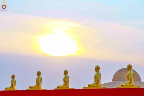 ภาพ No.79237:พิธีอัญเชิญองค์พระบรมพุทธเจ้า 24 องค์ เวียนประทักษิณรอบพระมหาธรรมกายเจดีย์ ณ วัดพระธรรมกาย  วันที่ 2 เมษายน พ.ศ. 2566