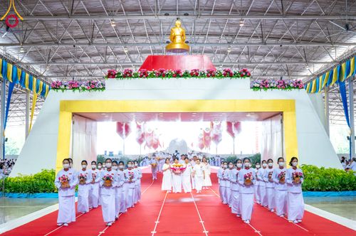 ภาพ No.86328:วันธรรมชัย ปีที่ 55 พิธีทอดผ้าป่ากฐินสมทบครั้งที่1, พิธีเจริญพุทธมนต์ ลูกนิมิตมหาสมบัติฯ พิธีจุดประทีป,พิธีฉลองชัยสวดมนต์บทธัมมจักกัปปวัตนสูตร วันอาทิตย์ที่ 27 สิงหาคม พ.ศ.2566 ณ สภาธรรมกายสากล / มหารัตนวิหารคด วัดพระธรรมกาย