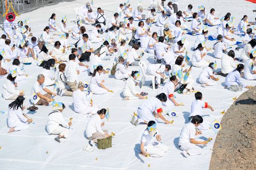 ภาพ No.285835:วันพุธที่ 10 ธันวาคม พ.ศ.2568  พิธีตอกเสาเข็มมงคลต้นสุดท้าย รองรับองค์พระเจดีย์เพื่อสร้างสันติภาพโลก ณ ศูนย์ปฏิบัติธรรมและศูนย์อบรมเยาวชน ชัยนาท