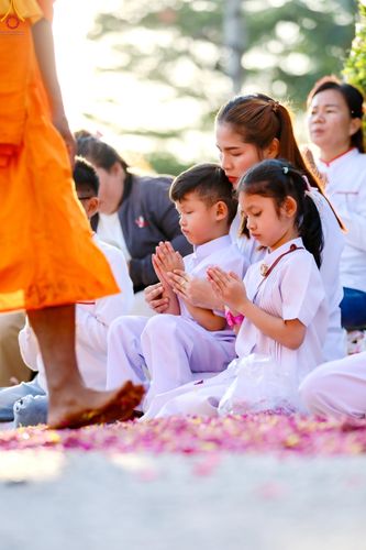 ภาพ No.287904:วันที่ 3 มกราคม พ.ศ. 2569 พิธีต้อนรับพระธรรมยาตรา ครั้งที่ 2 (ภาพชุดที่ 2) ในโครงการธรรมยาตรา กตัญญูบูชา มหาปูชนียาจารย์ พระมงคลเทพมุนี(สด จนฺทสโร) พระผู้ปราบมาร อนุสรณ์สถาน 7 แห่ง ปีที่ 14 ณ อนุสรณ์สถานมหาวิหารพระมงคลเทพมุนี (โลตัสแลนด์) อ.สองพี่น้อง จ.