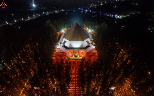 ภาพ No.289145:วันที่ 6 มกราคม พ.ศ. 2569 พิธีจุดประทีปถวายเป็นพุทธบูชา และบูชาธรรมมหาปูชนียาจารย์ ณ อนุสรณ์สถานมหาวิหารพระมงคลเทพมุนี (โลตัสแลนด์) อ.สองพี่น้อง จ.สุพรรณบุรี ในโครงการธรรมยาตรา กตัญญูบูชา มหาปูชนียาจารย์ พระมงคลเทพมุนี(สด จนฺทสโร) พระผู้ปราบมาร อนุสรณ์สถ