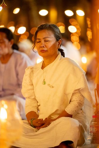 ภาพ No.290205:วันที่ 6 มกราคม พ.ศ. 2569 พิธีจุดประทีปถวายเป็นพุทธบูชา และบูชาธรรมมหาปูชนียาจารย์ (ภาพชุดที่ 2) ณ อนุสรณ์สถานมหาวิหารพระมงคลเทพมุนี (โลตัสแลนด์) อ.สองพี่น้อง จ.สุพรรณบุรี ในโครงการธรรมยาตรา กตัญญูบูชา มหาปูชนียาจารย์ พระมงคลเทพมุนี(สด จนฺทสโร) พระผู้ปรา