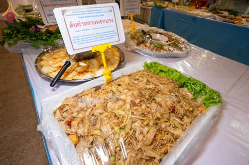 ภาพ No.303908:วันที่ 28 มกราคม พ.ศ. 2569 พิธีถวายภัตตาหารเป็นสังฆทาน แด่พระธรรมยาตรา ณ วัดพระธรรมกาย  จังหวัดปทุมธานี ในโครงการธรรมยาตรา กตัญญูบูชา มหาปูชนียาจารย์ พระมงคลเทพมุนี(สด จนฺทสโร) พระผู้ปราบมาร อนุสรณ์สถาน 7 แห่ง ปีที่ 14