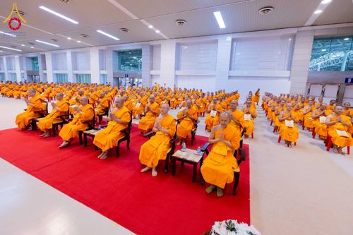 ภาพ No.284878:วันอาทิตย์ที่ 14 ธันวาคม พ.ศ.2568  พิธีปฏิบัติธรรม พิธีถวายภัตตาหารเป็นสังฆทาน พิธีมอบต้นสมบัติจักรพรรดิ ถวายแด่เจ้าอาวาสและประธานสงฆ์ 236 ศูนย์ส่งเสริมศีลธรรมทั่วโลก ณ สภาธรรมกายสากล วัดพระธรรมกาย