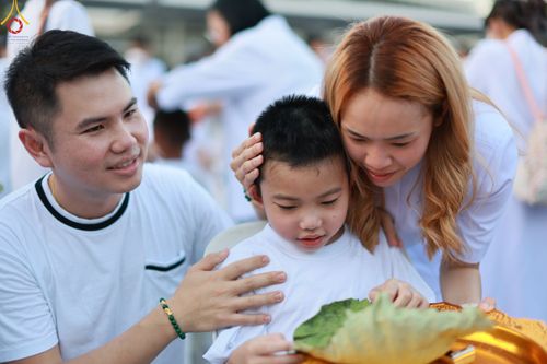 ภาพ No.78488:พิธีตัดปอยผม โครงการหน่อแก้วเปรียญธรรมรุ่นที่ 11  วันที่ 26 มีนาคม พ.ศ.2566  ณ หมู่กุฏิสามเณร อาคารค่ายจองแชมป์ วัดพระธรรมกาย
