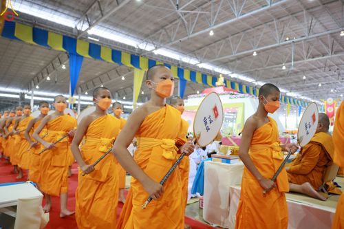 ภาพ No.85276:พิธีมุทิตาสักการะพระภิกษุ ผู้สอบได้เปรียญธรรม ๙ ประโยคระดับโลก, พิธีมอบโล่เกียรติยศและทุนการศึกษา สำนักเรียนบาลีดีเด่นทั่วประเทศ ในวันสมาธิโลก อาทิตย์ที่ 6 สิงหาคม พ.ศ. 2566 ณ สภาธรรมกายสากล วัดพระธรรมกาย