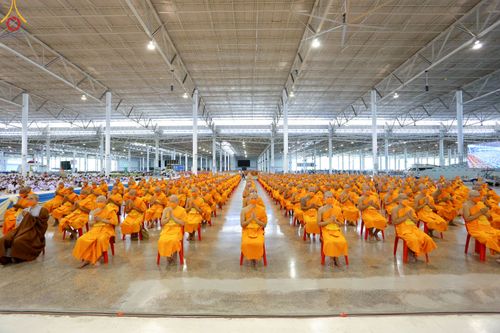 ภาพ No.83011:พิธีตักบาตร ณ บ้านแก้วเรือนทองคุณยายอาจารย์ฯ พิธีบูชาข้าวพระ ณ สภาธรรมกายสากล วัดพระธรรมกาย ในวันอาทิตย์ต้นเดือนที่ 2 ก.ค. พ.ศ.2566