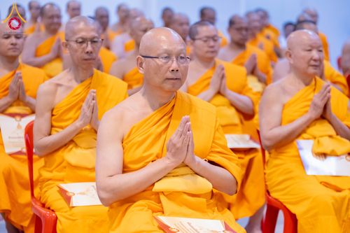 ภาพ No.284887:วันอาทิตย์ที่ 14 ธันวาคม พ.ศ.2568  พิธีปฏิบัติธรรม พิธีถวายภัตตาหารเป็นสังฆทาน พิธีมอบต้นสมบัติจักรพรรดิ ถวายแด่เจ้าอาวาสและประธานสงฆ์ 236 ศูนย์ส่งเสริมศีลธรรมทั่วโลก ณ สภาธรรมกายสากล วัดพระธรรมกาย