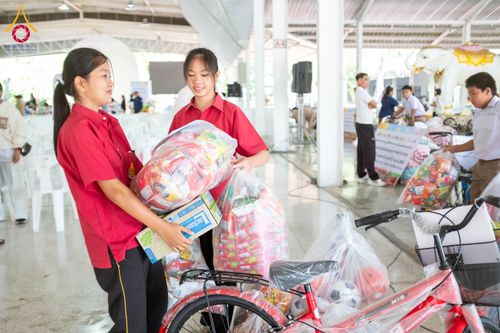 ภาพ No.291004:วันจันทร์ที่ 5 มกราคม พ.ศ. 2569  วัดพระธรรมกาย มูลนิธิธรรมกาย  จัดพิธีมอบของขวัญสนับสนุนการจัดกิจกรรมงานวันเด็กแห่งชาติ ประจำปี พ.ศ. 2569 ให้แก่องค์กรภาคีเครือข่ายกว่า 200 องค์กร ณ วัดพระธรรมกาย อ.คลองหลวง จ.ปทุมธานี