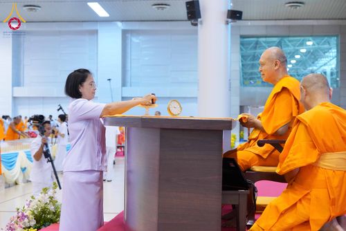 ภาพ No.338046:วันอาทิตย์ต้นเดือน 5 กรกฎาคม พ.ศ.2569 สัมมนาพิเศษ พิธีมอบพระของขวัญ ณ ห้องแก้วสารพัด1 วัดพระธรรมกาย