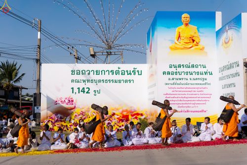 ภาพ No.290476:วันที่ 7 มกราคม พ.ศ. 2569 พิธีต้อนรับพระธรรมยาตรา ณ อนุสรณ์สถานลำดับที่ 2  สถานที่ตั้งมโนปณิธานบวชตลอดชีวิต อนุสรณ์สถานคลองบางนางแท่น (ภาพชุดที่ 2) อ.สามพราน จ.นครปฐม ในโครงการธรรมยาตรา กตัญญูบูชา มหาปูชนียาจารย์ พระมงคลเทพมุนี(สด จนฺทสโร) พระผู้ปราบมาร 