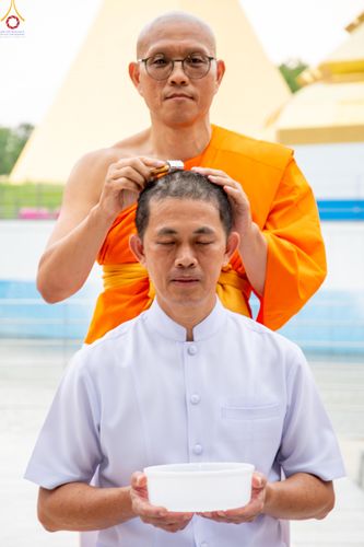 ภาพ No.330217:วันที่ 30 พฤษภาคม พ.ศ.2569 พิธีตัดปอยผมและปลงผม อุบาสกอุปสมบทอุทิศชีวิต 11 ท่าน ณ โบสถ์พระไตรปิฎก วัดพระธรรมกาย จังหวัดปทุมธานี