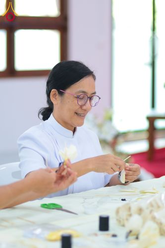 ภาพ No.327514:วันศุกร์ที่ 1 พฤษภาคม พ.ศ. 2569 รวมใจพสกนิกรชาวอำเภอคลองหลวง ประดิษฐ์ดอกไม้จันทน์ เพื่อใช้ในพิธีถวายดอกไม้จันทน์ในงานพระราชพิธีถวายพระเพลิงพระบรมศพ สมเด็จพระนางเจ้าสิริกิติ์ พระบรมราชินีนาถ พระบรมราชชนนีพันปีหลวง ณ วัดพระธรรมกาย