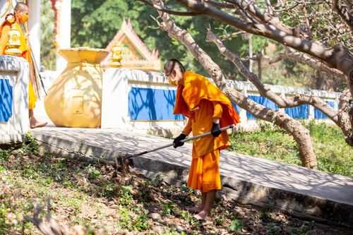 ภาพ No.71732:พระธรรมยาตรา ปฏิบัติศาสนกิจ ทำนุบำรุงศาสนสถาน, สวดธรรมจักร ,ปฏิบัติธรรม ร่วมกับชุมชน,นักเรียนเด็กดีวีสตาร์ และร่วมพิธีทอดผ้าป่าบำรุงศาสนสถาน ในโครงการธรรมยาตรากตัญญูบูชา มหาปูชนียาจารย์ พระมงคลเทพมุนี(สด จนฺทสโร) พระผู้ปราบมาร อนุสรณ์สถาน 7 แห่ง ปีที่ 11