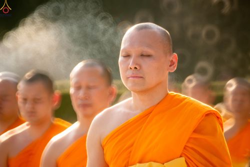 ภาพ No.281692:วันที่ 24 ธันวาคม พ.ศ.2568 พระธรรมยาตรา ปฏิบัติธรรม และถ่ายภาพหมู่ประวัติศาสตร์ ณ ลานหน้ามหาวิหารพระมงคลเทพมุนีฯ วัดพระธรรมกาย