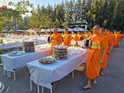 ภาพ No.106091:พิธีถวายภัตตาหารเป็นสังฆทาน แด่คณะพระธรรมยาตราฯ ในโครงการธรรมยาตรากตัญญูบูชา มหาปูชนียาจารย์ พระมงคลเทพมุนี(สด จนฺทสโร) พระผู้ปราบมาร อนุสรณ์สถาน 7 แห่ง ปีที่ 12 วันที่ 3 มกราคม พ.ศ. 2567 ณ อนุสรณ์สถานโลตัสแลนด์ จ.สุพรรณบุรี