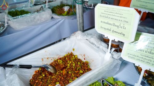 ภาพ No.74169:พิธีถวายภัตตาหารเป็นสังฆทาน แด่คณะพระธรรมยาตราฯ ในโครงการธรรมยาตรากตัญญูบูชา มหาปูชนียาจารย์ พระมงคลเทพมุนี(สด จนฺทสโร) พระผู้ปราบมาร อนุสรณ์สถาน 7 แห่ง ปีที่ 11 วันที่ 25 มกราคม พ.ศ. 2566