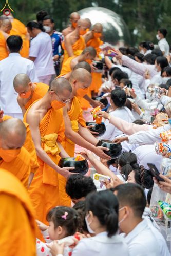 ภาพ No.69743:พิธีตักบาตรพระธรรมยาตราฯ ในโครงการธรรมยาตรากตัญญูบูชา มหาปูชนียาจารย์ พระมงคลเทพมุนี(สด จนฺทสโร) พระผู้ปราบมาร ปีที่ 11 ณ อนุสรณ์สถานลำดับที่ 1 สถานที่เกิดด้วยรูปกายเนื้อ อนุสรณ์สถานมหาวิหารพระมงคลเทพมุนี อ.สองพี่น้อง จ.สุพรรณบุรี