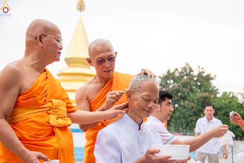 ภาพ No.330569:วันที่ 30 พฤษภาคม พ.ศ.2569 พิธีตัดปอยผมและปลงผม อุบาสกอุปสมบทอุทิศชีวิต 11 ท่าน (ภาพชุดที่ 2) ณ โบสถ์พระไตรปิฎก วัดพระธรรมกาย จังหวัดปทุมธานี