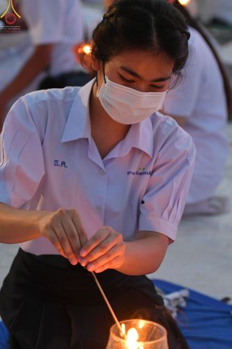 ภาพ No.70236:พิธีจุดประทีปถวายเป็นพุทธบูชา และบูชาธรรมมหาปูชนียาจารย์ ในโครงการธรรมยาตรากตัญญูบูชา มหาปูชนียาจารย์ พระมงคลเทพมุนี(สด จนฺทสโร) พระผู้ปราบมาร ปีที่ 11 ณ อนุสรณ์สถานลำดับที่ 2 สถานที่ตั้งมโนปณิธานบวชตลอดชีวิต อนุสรณ์สถานคลองบางนางแท่น อ.สามพราน จ.นครปฐม 