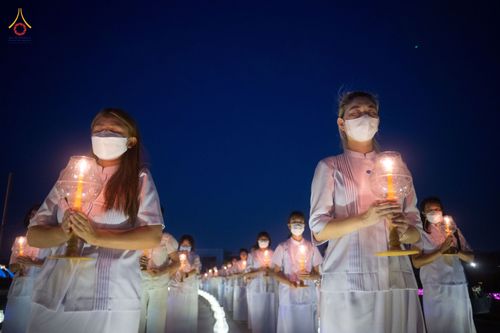 ภาพ No.81837:พิธีจุดวิสาขประทีปและเวียนประทักษิณ เนื่องในวันวิสาขบูชา วันเสาร์ที่ 3 มิถุนายน 2566 ณ ลานธรรมพระมหาธรรมกายเจดีย์ วัดพระธรรมกาย จ.ปทุมธานี