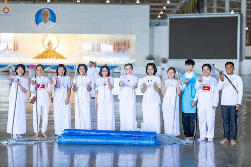 ภาพ No.327977:วันที่ 3 พฤษภาคม พ.ศ.2569 พิธีตักบาตร ข้าวสารอาหารแห้ง ณ บ้านแก้วเรือนทองคุณยายอาจารย์ฯ วัดพระธรรมกาย