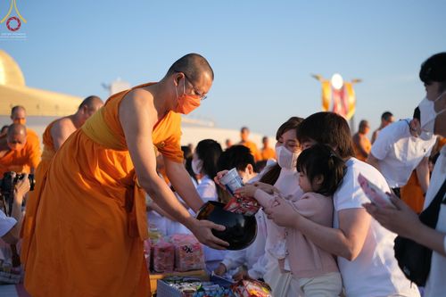 ภาพ No.68758:พิธีตักบาตรฉลองพระใหม่ วันที่ 1 มกราคม พ.ศ. 2566 ณ วัดพระธรรมกาย จ.ปทุมธานี