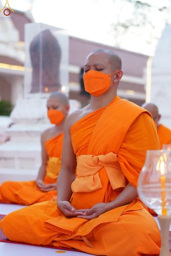 ภาพ No.73451:พิธีจุดประทีปถวายเป็นพุทธบูชา และบูชาธรรมมหาปูชนียาจารย์ ในโครงการธรรมยาตรากตัญญูบูชา มหาปูชนียาจารย์ พระมงคลเทพมุนี(สด จนฺทสโร) พระผู้ปราบมาร ปีที่ 11 ณ อนุสรณ์สถานลำดับที่ 4 สถานที่เกิดด้วยกายธรรม วัดโบสถ์ (บน) บางคูเวียง อ.บางกรวย จ.นนทบุรี วันที่ 21 