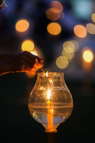 ภาพ No.73308:พิธีจุดประทีปถวายเป็นพุทธบูชา และบูชาธรรมมหาปูชนียาจารย์ ในโครงการธรรมยาตรากตัญญูบูชา มหาปูชนียาจารย์ พระมงคลเทพมุนี(สด จนฺทสโร) พระผู้ปราบมาร ปีที่ 11 ณ อนุสรณ์สถานลำดับที่ 4 สถานที่เกิดด้วยกายธรรม วัดโบสถ์ (บน) บางคูเวียง อ.บางกรวย จ.นนทบุรี วันที่ 21 