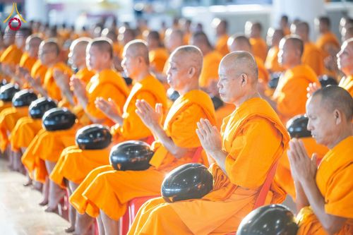 ภาพ No.215163:วันอาทิตย์ต้นเดือนที่ 6 เมษายน พ.ศ. 2568 พิธีตักบาตรข้าวสารอาหารแห้ง ณ บ้านแก้วเรือนทองคุณยาย สภาธรรมกายสากล วัดพระธรรมกาย