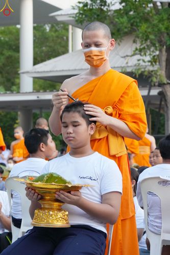 ภาพ No.78512:พิธีตัดปอยผม โครงการหน่อแก้วเปรียญธรรมรุ่นที่ 11  วันที่ 26 มีนาคม พ.ศ.2566  ณ หมู่กุฏิสามเณร อาคารค่ายจองแชมป์ วัดพระธรรมกาย