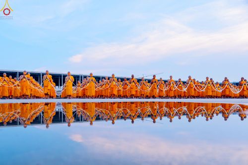 ภาพ No.79199:พิธีอัญเชิญองค์พระบรมพุทธเจ้า 24 องค์ เวียนประทักษิณรอบพระมหาธรรมกายเจดีย์ ณ วัดพระธรรมกาย  วันที่ 2 เมษายน พ.ศ. 2566