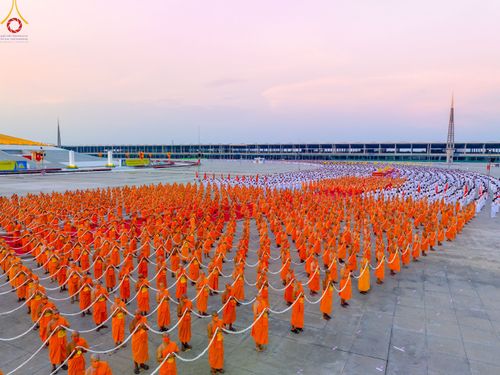 ภาพ No.79196:พิธีอัญเชิญองค์พระบรมพุทธเจ้า 24 องค์ เวียนประทักษิณรอบพระมหาธรรมกายเจดีย์ ณ วัดพระธรรมกาย  วันที่ 2 เมษายน พ.ศ. 2566