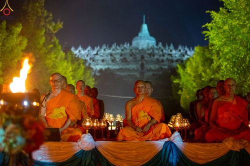 ภาพ No.82061:พิธีจุดวิสาขประทีป 22,000 ดวงและโคมลอย 3,000 ดวง ( Festival  lampion Vesak Indonesia) ณ มหาเจดียบรมพุทโธ อินโดนีเซีย  วันอาทิตย์ที่ 4 มิ.ย. พ.ศ.2566