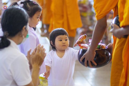 ภาพ No.76826:พิธีตักบาตรข้าวสารอาหารแห้ง  ณ บ้านแก้วเรือนทองคุณยายฯ สภาธรรมกายสากล  วัดพระธรรมกาย จ.ปทุมธานี  ในวันอาทิตย์ต้นเดือนที่ 6 มีนาคม พ.ศ. 2566