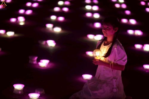 ภาพ No.224142:วันวิสาขบูชา วันอาทิตย์ที่ 11 พฤษภาคม พ.ศ. 2568 พิธีจุดวิสาขประทีป ,  พิธีเวียนประทักษิณรอบพระมหาธรรมกายเจดีย์ , พิธีฉลองชัยสวดมนต์บทธัมมจักกัปปวัตตนสูตร ครบ 7,357,000,000 จบ ณ มหารัตนวิหารคด วัดพระธรรมกาย