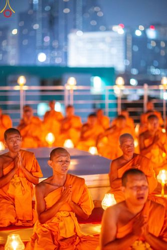 ภาพ No.201750:พิธีจุดประทีปถวายเป็นพุทธบูชา และบูชาธรรมมหาปูชนียาจารย์ ณ อาคารธรรมยาตรา กตัญญูบูชามหาปูชนียาจารย์ ตรงข้ามวัดปากน้ำภาษีเจริญ จ.กรุงเทพมหานคร ในโครงการธรรมยาตรา กตัญญูบูชา มหาปูชนียาจารย์ พระมงคลเทพมุนี(สด จนฺทสโร) พระผู้ปราบมาร อนุสรณ์สถาน 7 แห่ง