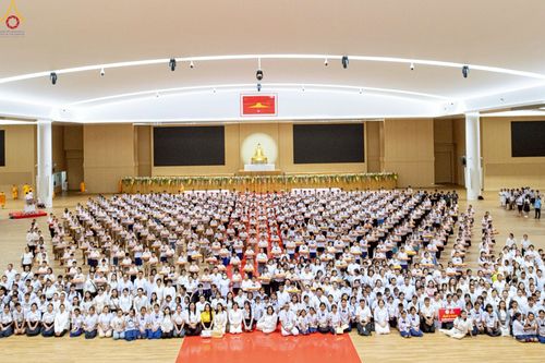 ภาพ No.246097:วันเสาร์ที่ 13 กันยายน พ.ศ. 2568 พิธีมอบผ้าไตรประธานกฐินสัมฤทธิ์เด็กดี V-Star ณ สภาธรรมกายสากล วัดพระธรรมกาย